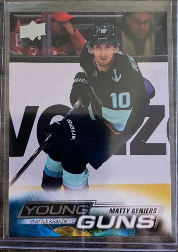 2022-23 Upper Deck Series 1 Young Guns Matty Beniers Rookie Card #213